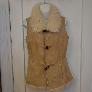 Eddie Bauer Cream Shearling Vest 3 horn toggle closures, small: underarm 18 in